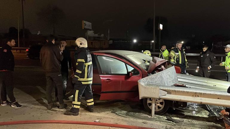 Kazada alev alan otomobilde sıkışan sürücüyü itfaiye kurtardı