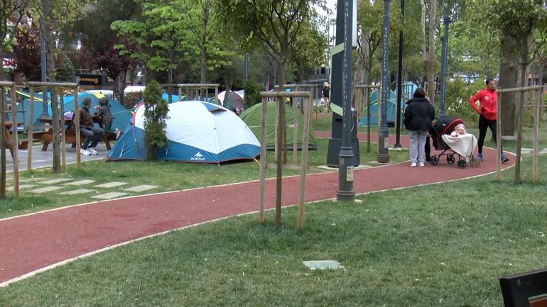 İstanbulda bazı vatandaşlar parklarda sabahladı