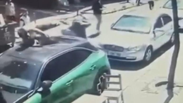Zeytinburnunda deprem anında arabanın üstüne atladı: Çok korktum, hiçbir şey hatırlamıyorum