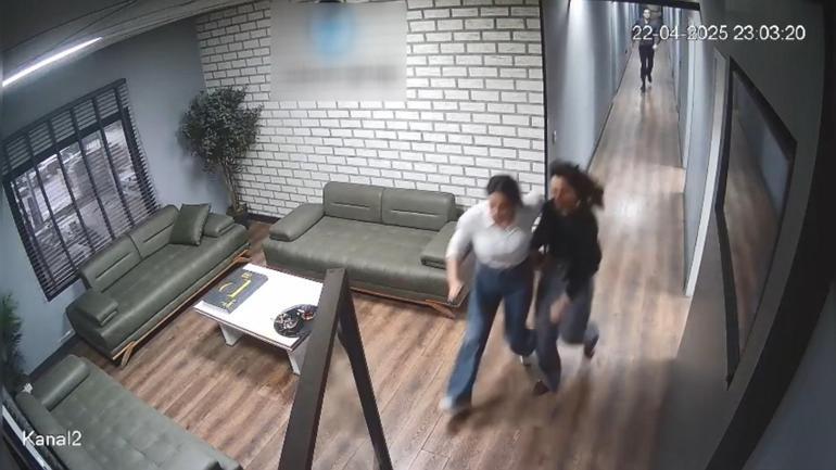 Depremden kaçmak yerine canına hiçe sayıp raflardaki ürünleri tuttu