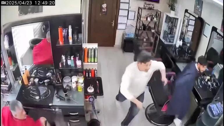 Depremden kaçmak yerine canına hiçe sayıp raflardaki ürünleri tuttu