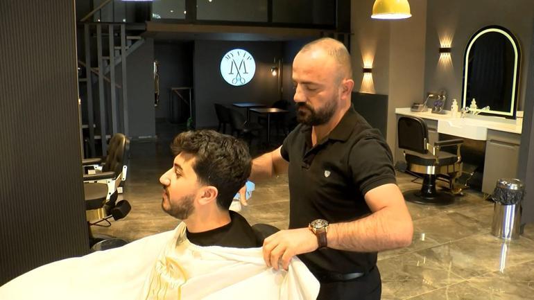 Başakşehirde müşterinin depremde yarım kalan saç tıraşı bahçede tamamlandı