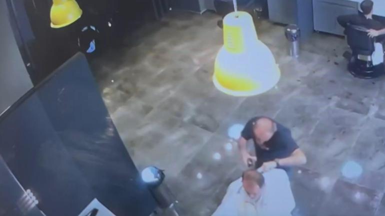 Başakşehirde müşterinin depremde yarım kalan saç tıraşı bahçede tamamlandı