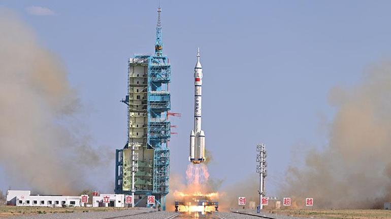 Çin, uzay istasyonuna yeni taykonot ekibini yolladı