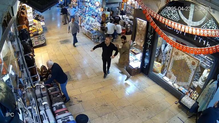 Kapalıçarşıda deprem sırasında yaşanan hareketlilik kamerada