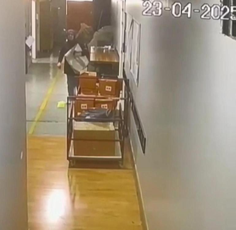 Deprem sırasında ağlayan çocuğuna sarıldı; kaçmak yerine yürüyerek dışarı çıktı