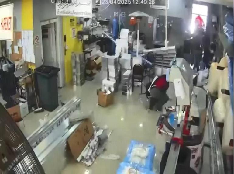 Deprem sırasında ağlayan çocuğuna sarıldı; kaçmak yerine yürüyerek dışarı çıktı