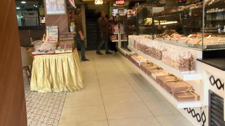 Depremde canını hiçe sayıp bayılan müşteriyi kurtardı