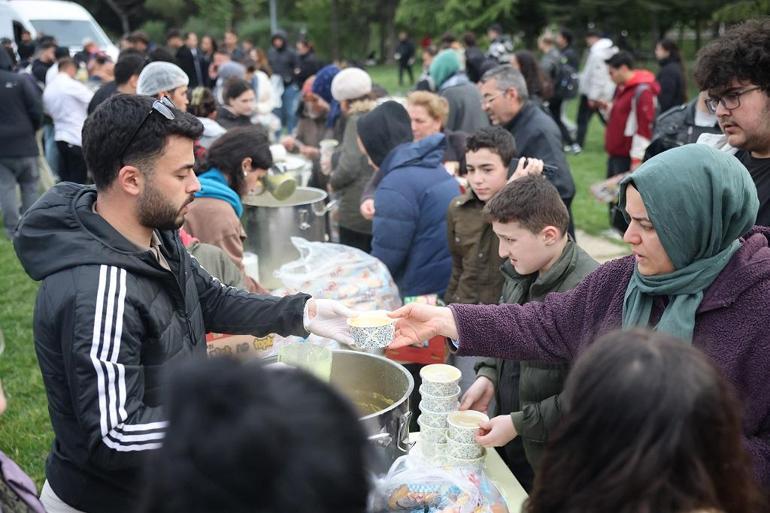 Depremden etkilenen vatandaşlar Yıldız Teknik Üniversitesi Davutpaşa Kampüsü’nde çadır kurdu