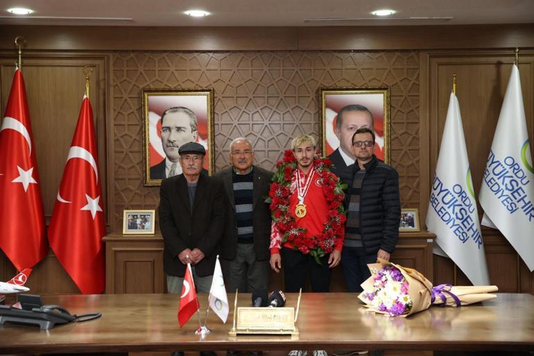 Avrupa Halter Şampiyonu Yusuf Fehmi Genç, coşkuyla karşılandı