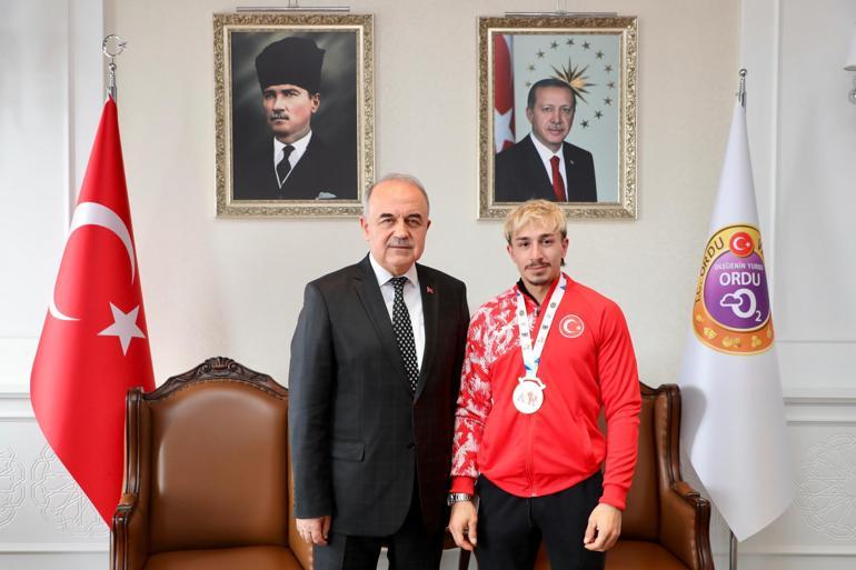 Avrupa Halter Şampiyonu Yusuf Fehmi Genç, coşkuyla karşılandı