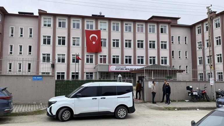 Kendilerini izinsiz girdikleri okuldan çıkarmak isteyen öğretmeni darbettiler