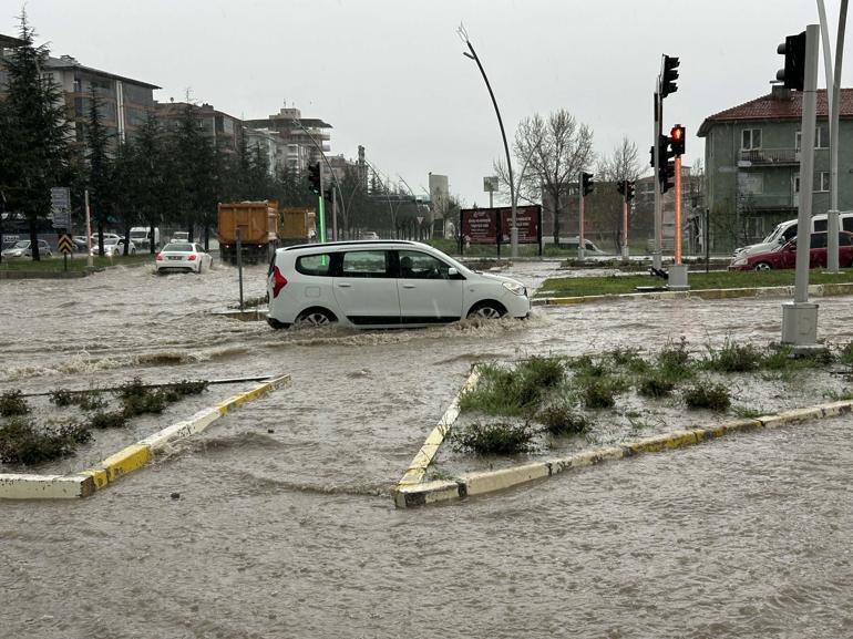 Uşakta sağanak; cadde ve sokaklar göle döndü