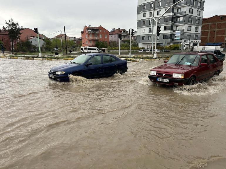 Uşakta sağanak; cadde ve sokaklar göle döndü