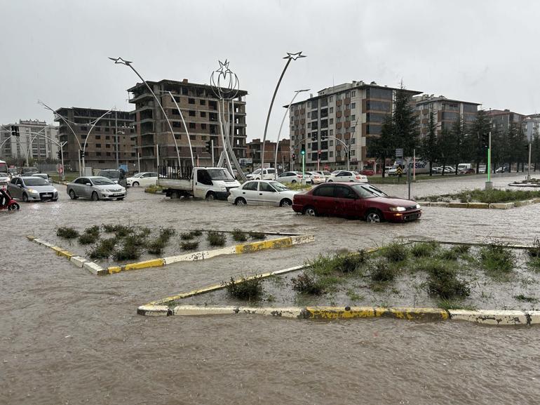 Uşakta sağanak; cadde ve sokaklar göle döndü