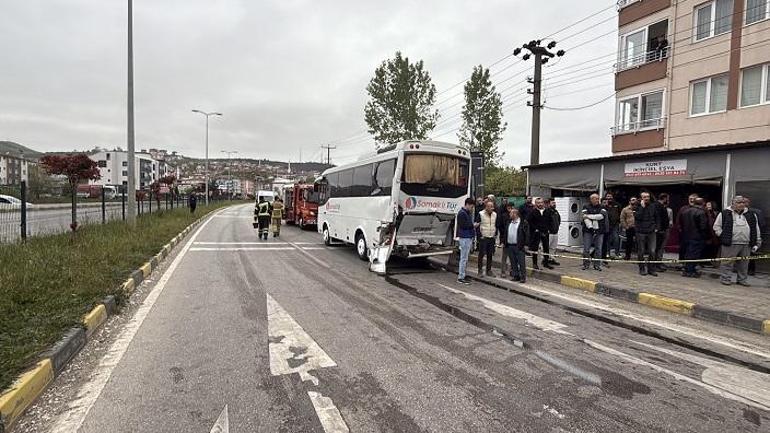 Bartın’da 3 aracın çarpıştığı kaza kamerada; 8 yaralı