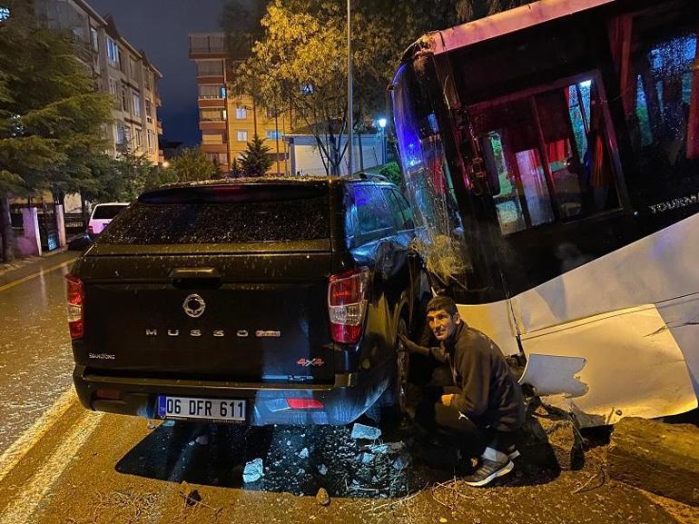 Kendiliğinden hareket eden işçi servisi otobüsü park halindeki araçlara çarptı; o anlar kamerada