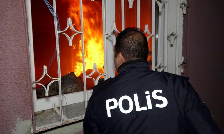 Boşanma davası açan eşine kızıp, oturdukları evi ateşe verdi