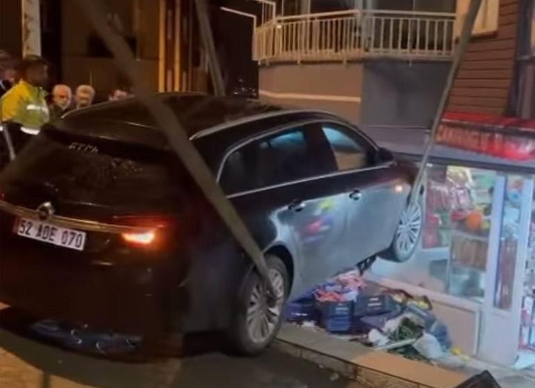Çarpışan 2 otomobilden 1i markete girdi