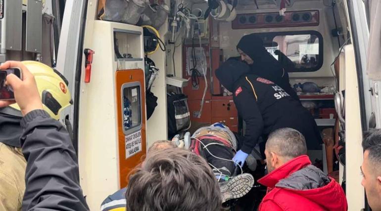 Fatihte iş makinesinin çarptığı işçi 10 metrelik kuyuya düştü