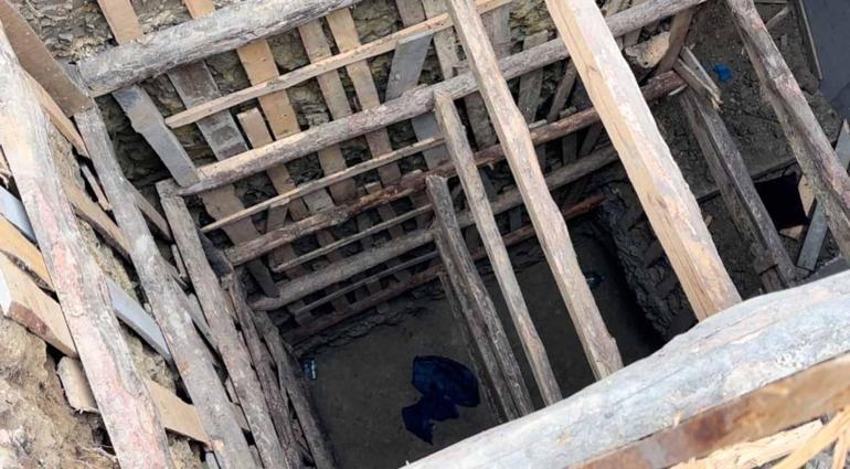 Fatihte iş makinesinin çarptığı işçi 10 metrelik kuyuya düştü