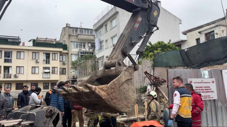 Fatihte iş makinesinin çarptığı işçi 10 metrelik kuyuya düştü