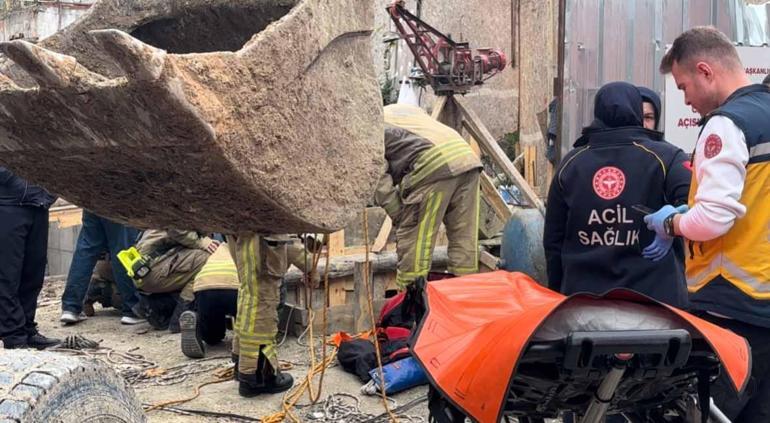 Fatihte iş makinesinin çarptığı işçi 10 metrelik kuyuya düştü