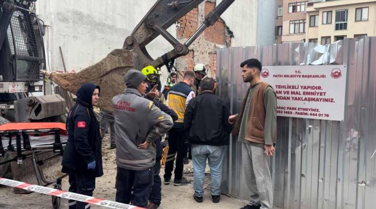 Fatihte iş makinesinin çarptığı işçi 10 metrelik kuyuya düştü