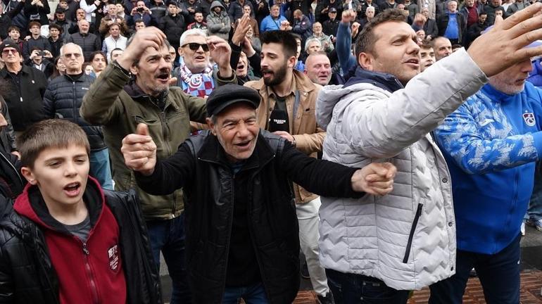 Finale yükselen Trabzonspor U19 Takımına yağmurda horonlu kutlama