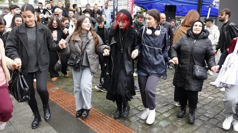 Finale yükselen Trabzonspor U19 Takımına yağmurda horonlu kutlama