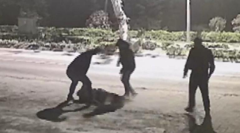 Yolunu kestikleri Yağızı öldüresiye dövüp, 4 yerinden bıçakladılar; o anlar kamerada