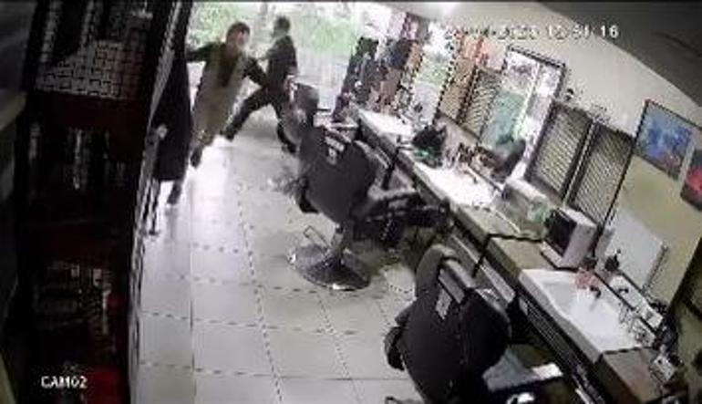Beylikdüzü’nde berberde unutulan çocuğu alıp dışarı koştu
