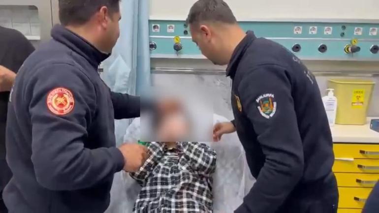 Şanlıurfada göz kapağı fermuara sıkışan Yasemini itfaiye kurtardı