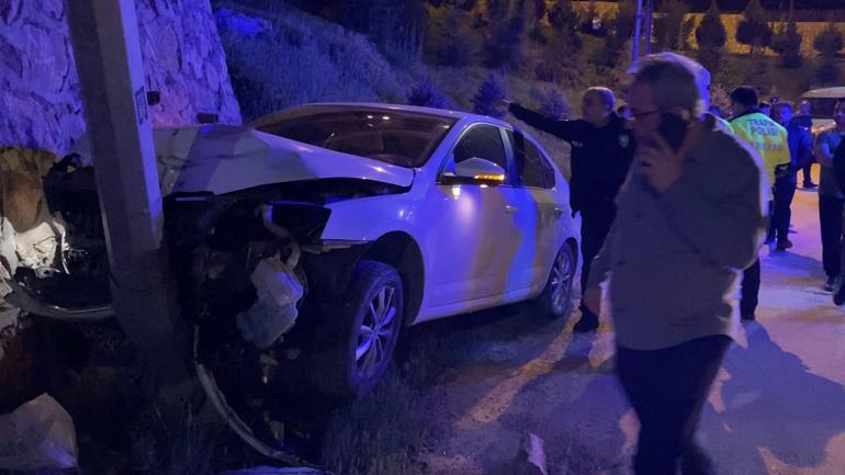 Elazığda otomobil aydınlatma direğine çarptı : 2 yaralı