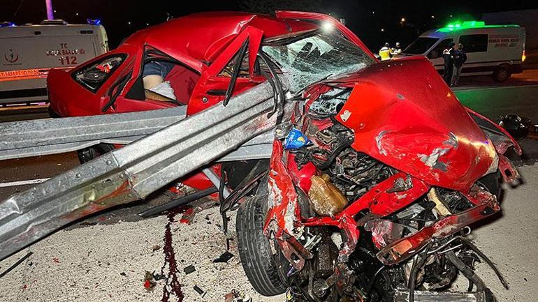 Kocaeli’de otomobil bariyere çarptı; 2 ölü