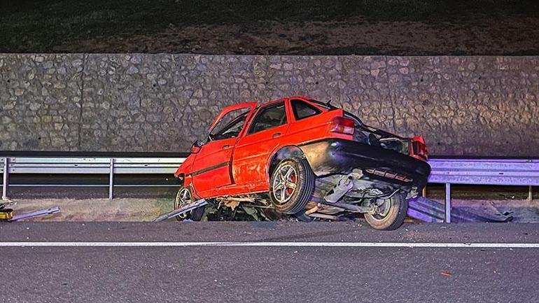 Kocaeli’de otomobil bariyere çarptı; 2 ölü