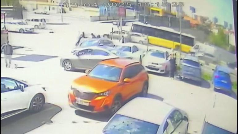 Ataşehirde motosiklet yayaya çarptı; o anlar kamerada