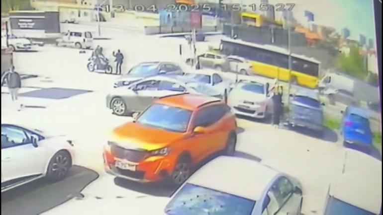 Ataşehirde motosiklet yayaya çarptı; o anlar kamerada