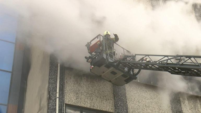 Sultangazide ayakkabı imalathanesinde çıkan yangın söndürüldü