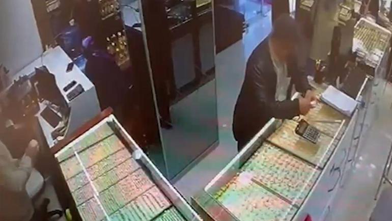 Kuyumculara sahte altın satan 2 şüpheliye suçüstü; o anlar kamerada
