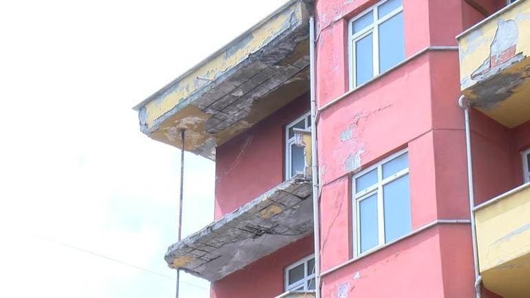Sancaktepede 5 katlı metruk binanın balkonu çöktü
