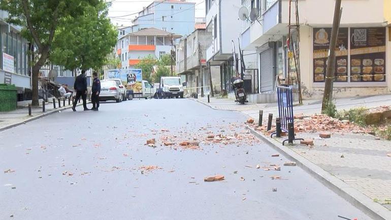 Sancaktepede 5 katlı metruk binanın balkonu çöktü