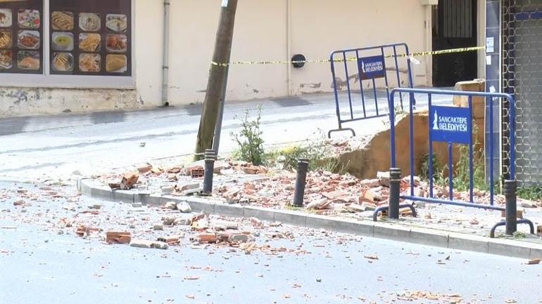 Sancaktepede 5 katlı metruk binanın balkonu çöktü