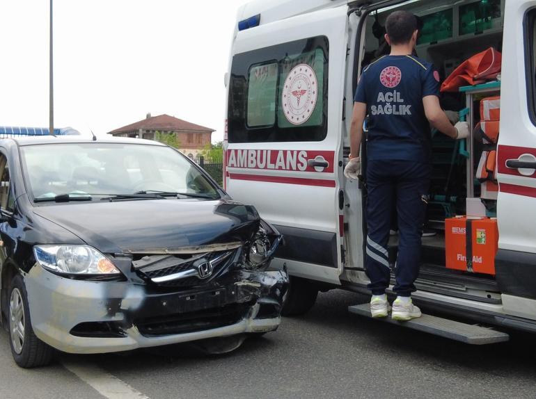 Otomobil motosiklete çarptı: 3 yaralı