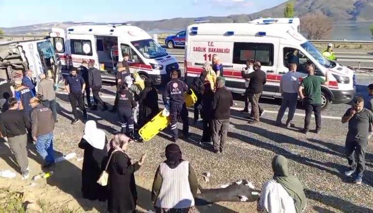 Elazığda yolcu midibüsü devrildi; 25 yaralı