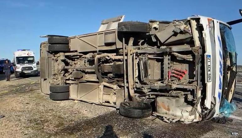 Elazığda yolcu midibüsü devrildi; 25 yaralı