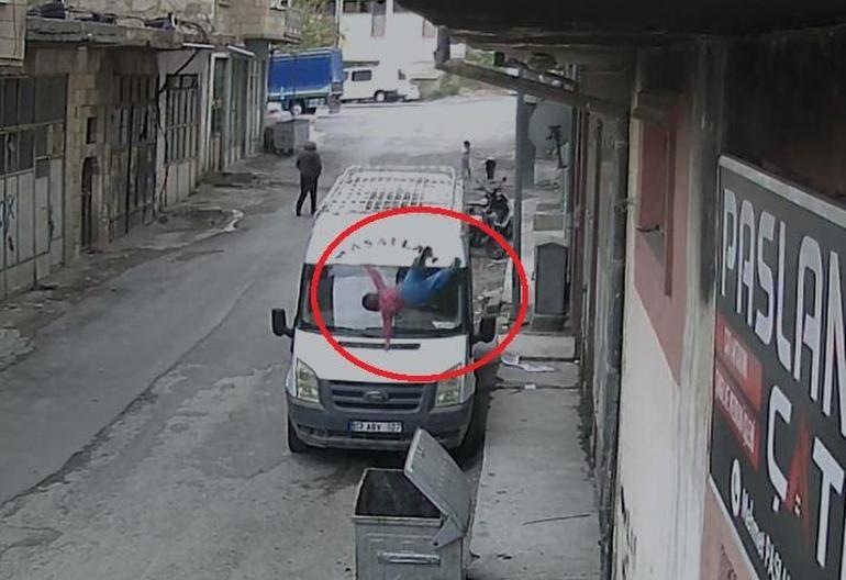 2 yaşındaki Muhammed, 2nci kattan çöp konteynerine düştü; o anlar kamerada