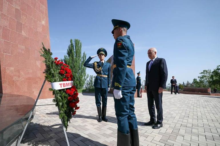 TBMM Başkanı Kurtulmuş, Ata-Beyit Ulusal Tarih ve Anıt Kompleksi’ni ziyaret etti