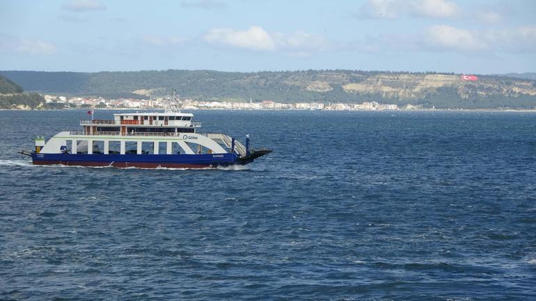 Çanakkalede feribot seferlerine fırtına engeli