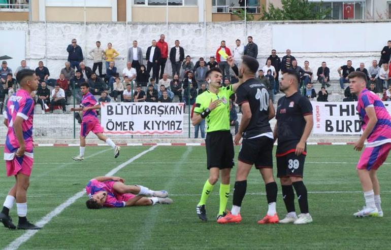 Şampiyonluk maçında futbolcuların kavgasını polis ayırdı